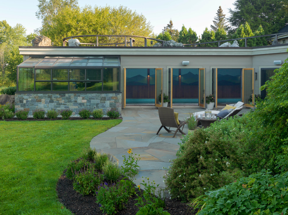 Idées déco pour un jardin potager et terrasse arrière classique de taille moyenne avec des pavés en pierre naturelle et aucune couverture.