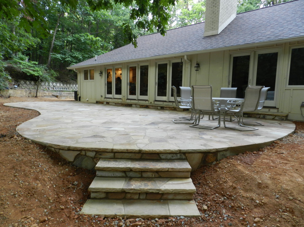 Unbedeckter, Mittelgroßer Klassischer Patio hinter dem Haus mit Natursteinplatten in Raleigh