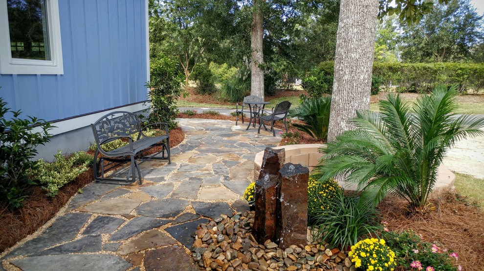 Immagine di un piccolo patio o portico american style in cortile con fontane e nessuna copertura