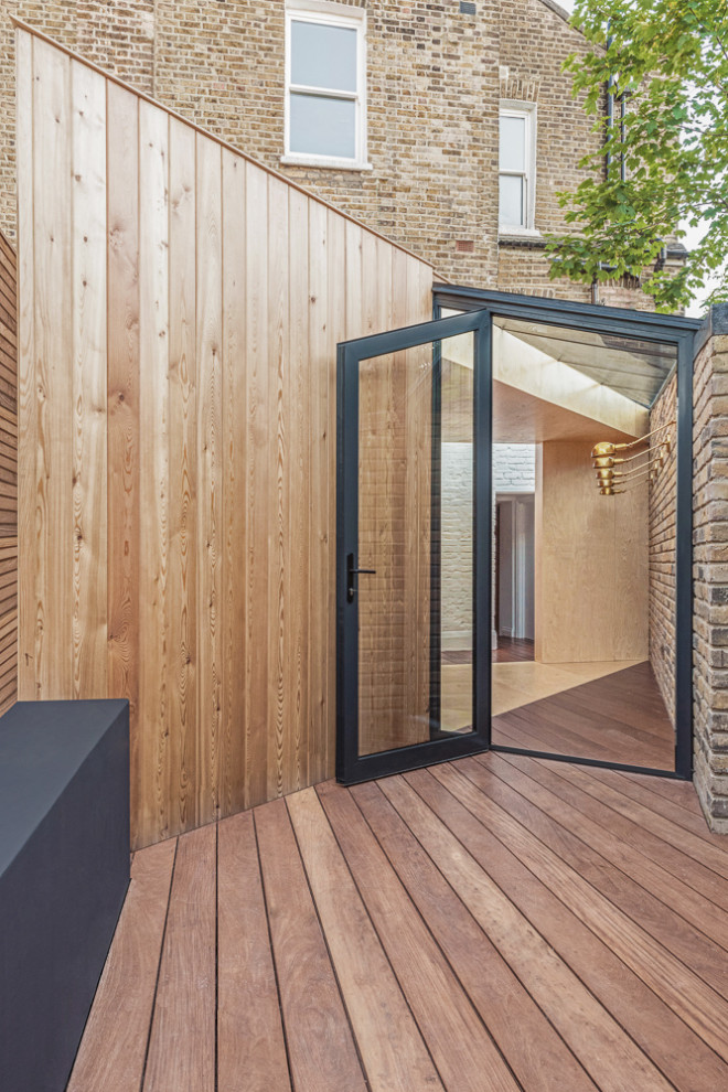 Diseño de patio nórdico pequeño sin cubierta en patio trasero con entablado