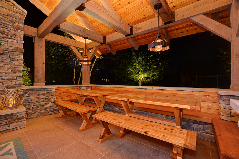Immagine di un grande patio o portico american style dietro casa con un gazebo o capanno