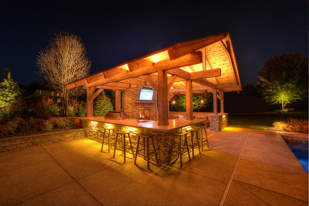 Foto de patio de estilo americano grande en patio trasero con cocina exterior y cenador