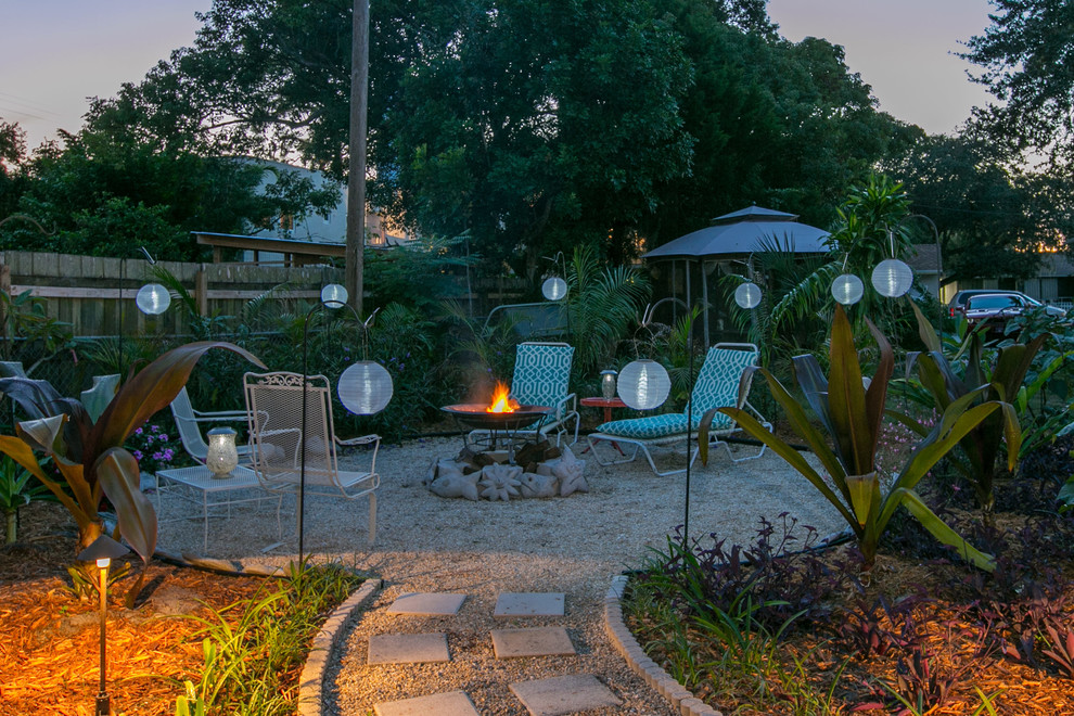 Foto de patio romántico grande en patio trasero con brasero y gravilla