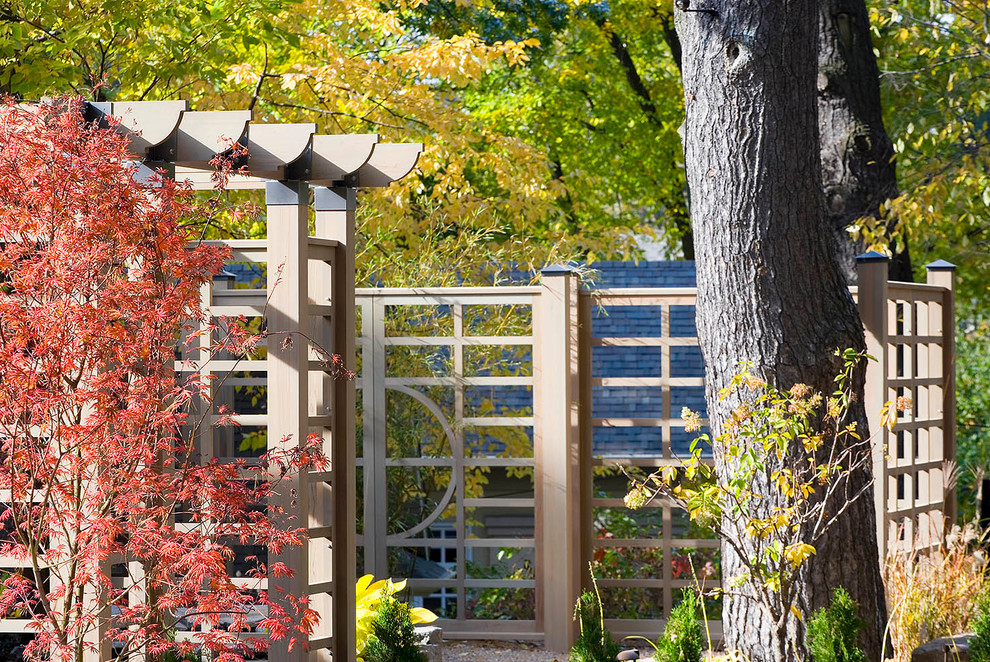 Esempio di un patio o portico minimal di medie dimensioni e in cortile con ghiaia e una pergola