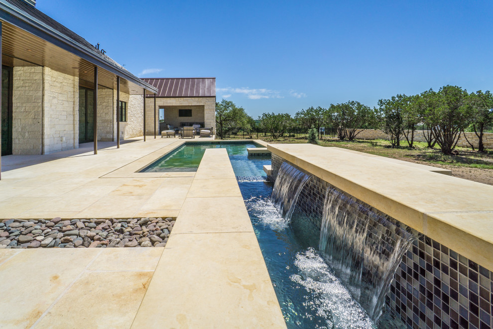 Esempio di una grande piscina country dietro casa con pavimentazioni in cemento