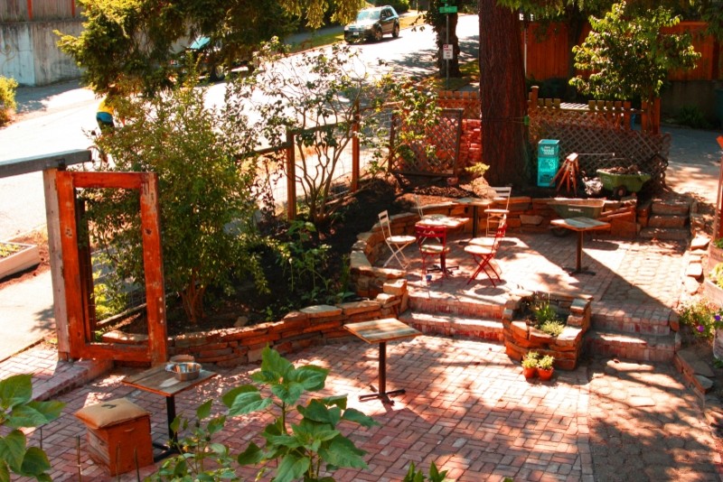 Esempio di un patio o portico boho chic di medie dimensioni e in cortile con un giardino in vaso, pavimentazioni in mattoni e nessuna copertura