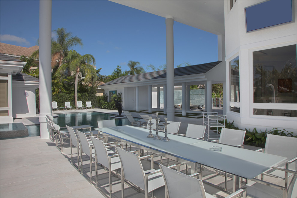 Photo of a contemporary patio in Miami.