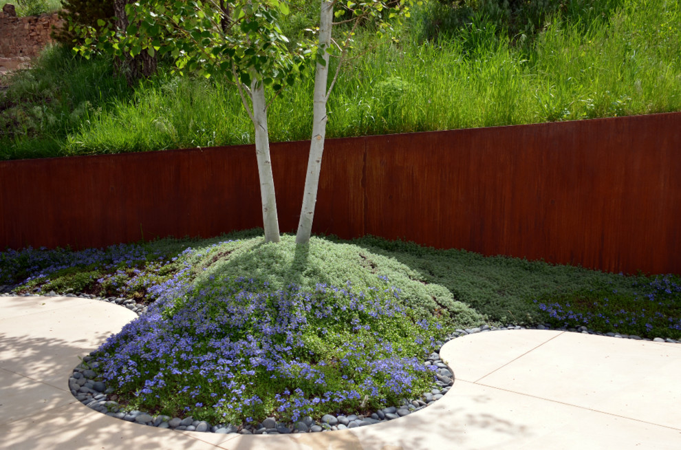 Idee per un giardino minimal in primavera con pavimentazioni in pietra naturale