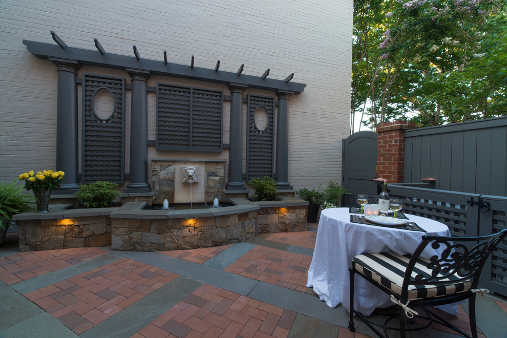 Immagine di un patio o portico classico di medie dimensioni e in cortile con fontane e nessuna copertura