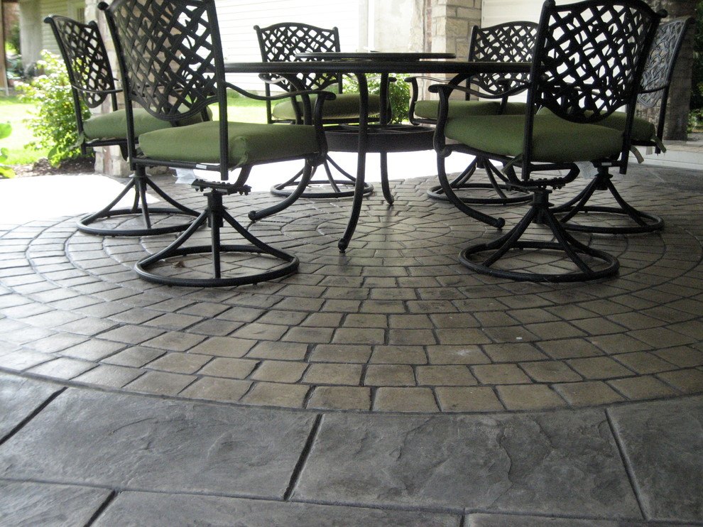 Modelo de patio actual en patio trasero con adoquines de piedra natural