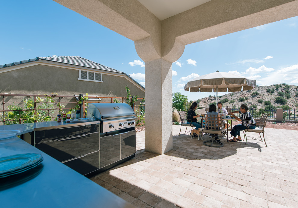 Idées déco pour une terrasse sud-ouest américain avec une cuisine d'été et une extension de toiture.