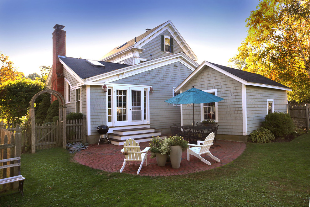 Стильный дизайн: двор среднего размера на заднем дворе в классическом стиле с мощением клинкерной брусчаткой без защиты от солнца - последний тренд