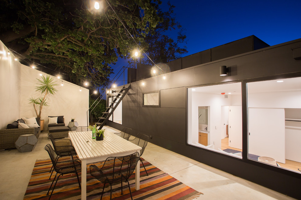 Стильный дизайн: двор среднего размера в стиле модернизм без защиты от солнца - последний тренд