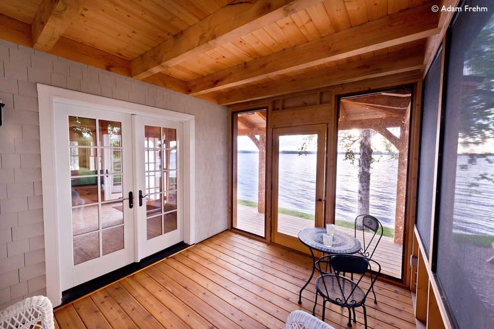 Idee per un piccolo patio o portico american style dietro casa con pedane e un tetto a sbalzo