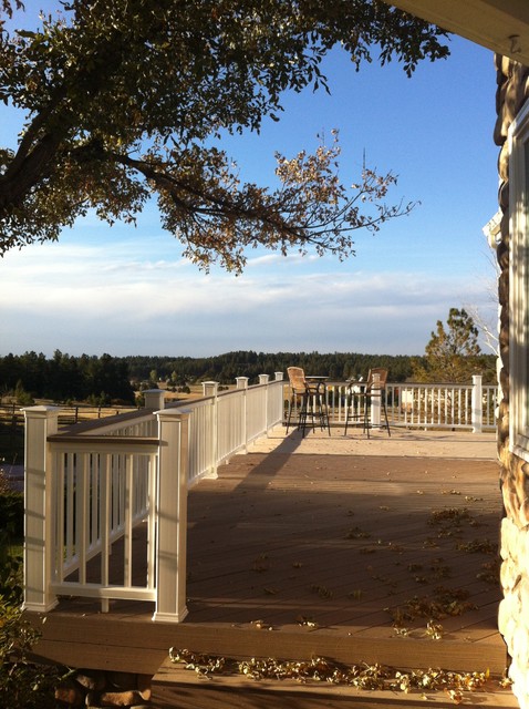TimberTech deck with stone columns and custom railings - Clásico