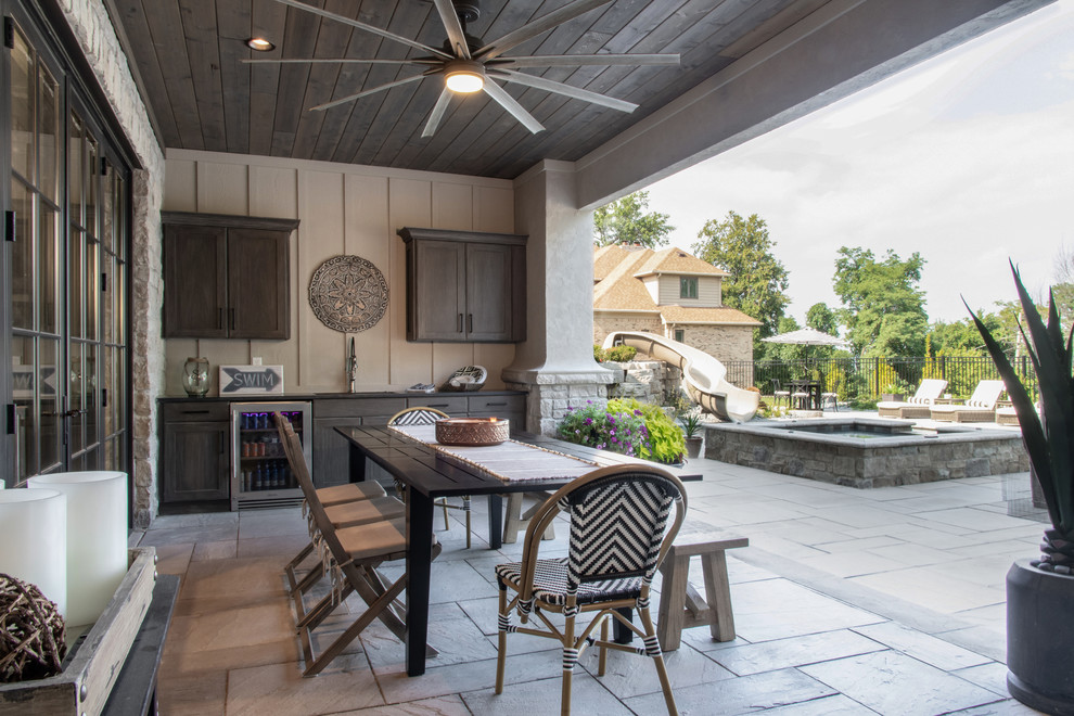 Foto di un patio o portico chic di medie dimensioni e dietro casa