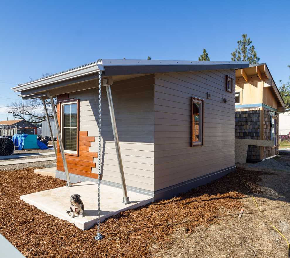 Kleine Moderne Pergola hinter dem Haus mit Betonplatten in Sonstige