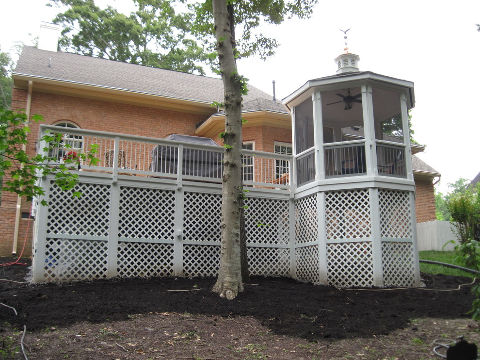 Immagine di un patio o portico classico di medie dimensioni e dietro casa con pedane e un gazebo o capanno