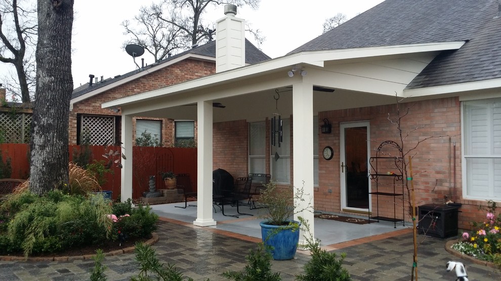 Modelo de patio clásico de tamaño medio en patio trasero y anexo de casas con adoquines de hormigón