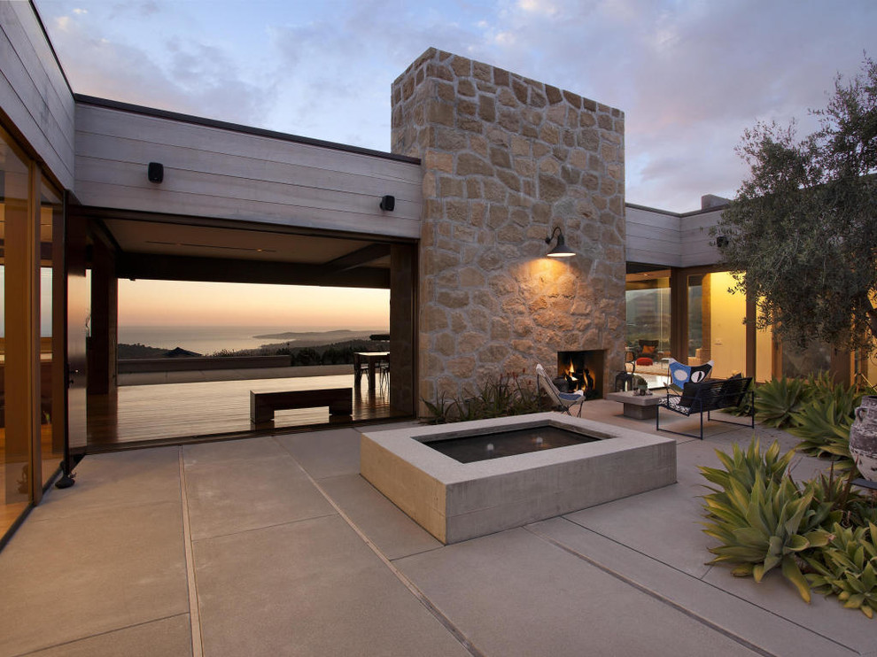 Unbedeckter Moderner Patio im Innenhof mit Kamin in Santa Barbara