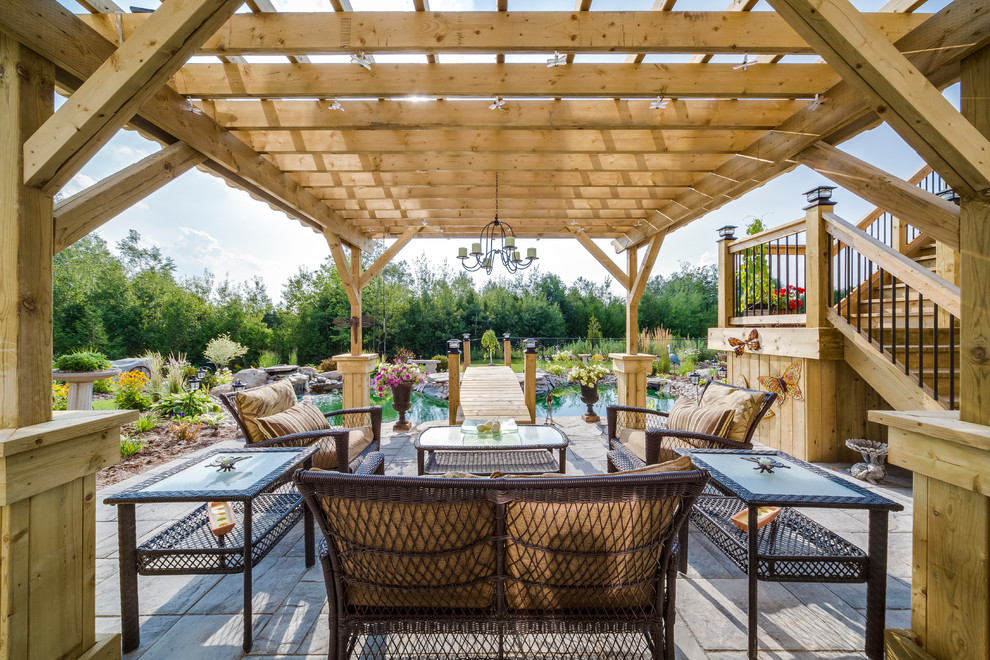 Diseño de patio clásico, en patio trasero, con pérgola y fuente