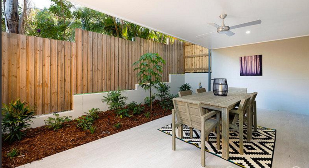 Стильный дизайн: двор среднего размера на внутреннем дворе в морском стиле с покрытием из плитки - последний тренд