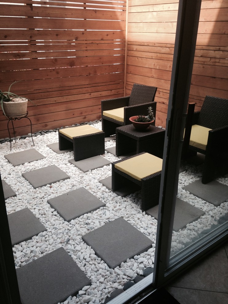 Kleiner Moderner Patio im Innenhof mit Betonboden in Houston