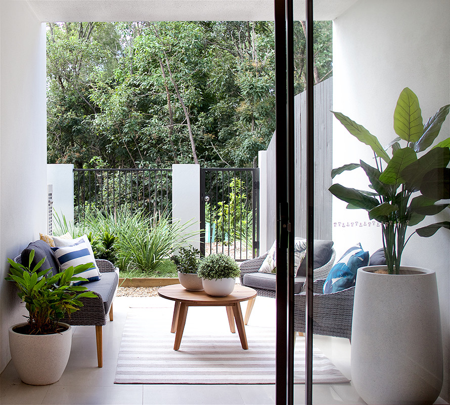 Modelo de patio minimalista de tamaño medio en patio trasero y anexo de casas con suelo de baldosas