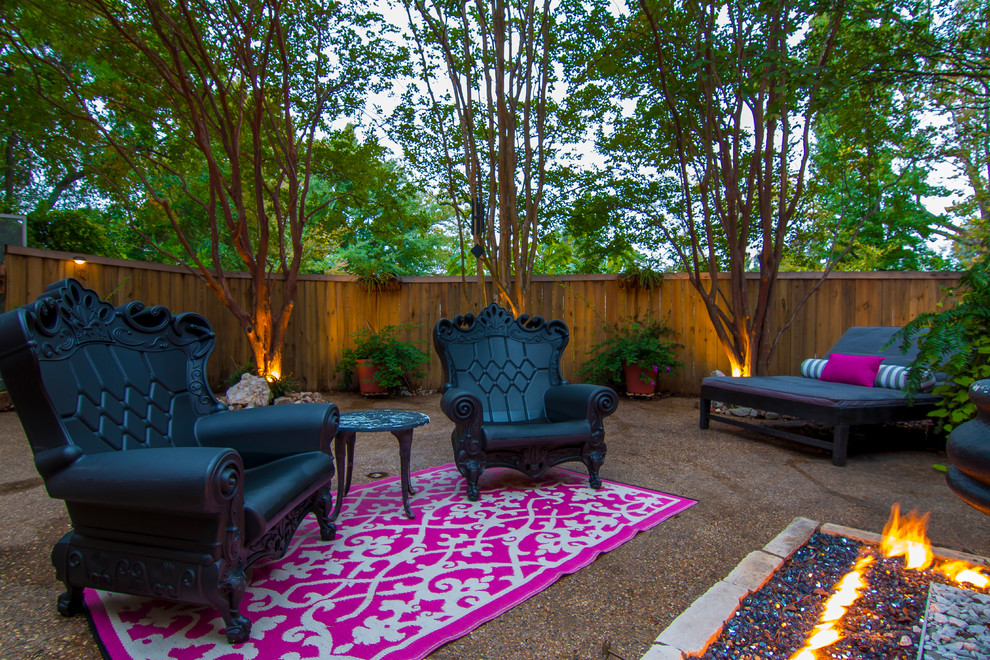 На фото: двор среднего размера на заднем дворе в стиле фьюжн с местом для костра и покрытием из гравия без защиты от солнца
