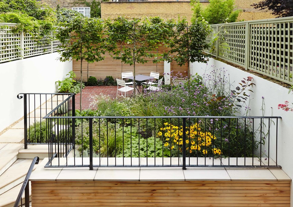 Стильный дизайн: двор среднего размера в классическом стиле с забором без защиты от солнца - последний тренд
