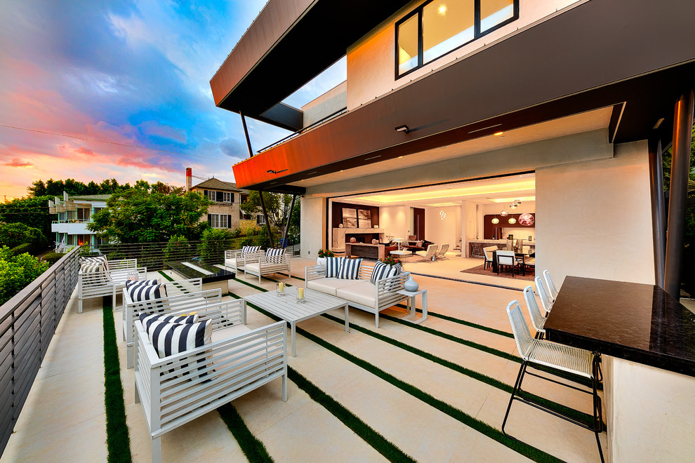 Идея дизайна: большой двор на заднем дворе в стиле модернизм с местом для костра и покрытием из бетонных плит без защиты от солнца