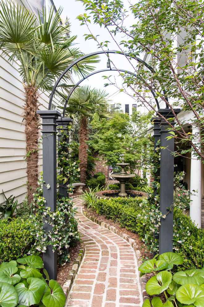 Свежая идея для дизайна: маленький двор на внутреннем дворе в классическом стиле с фонтаном и мощением клинкерной брусчаткой для на участке и в саду - отличное фото интерьера