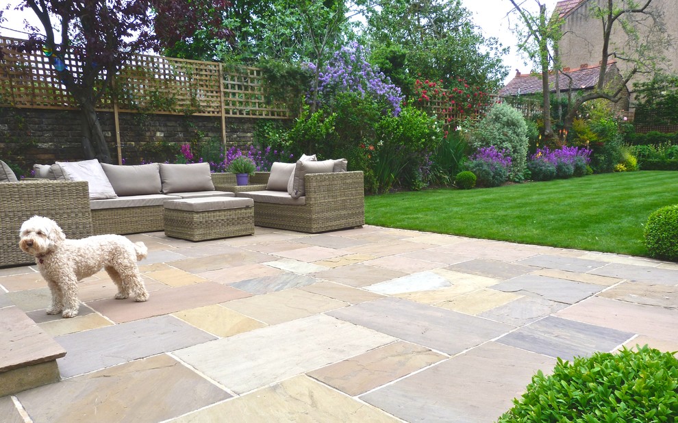 Esempio di un patio o portico chic dietro casa con pavimentazioni in pietra naturale