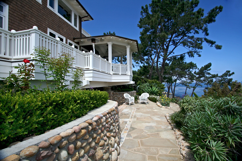 Cette photo montre une terrasse chic avec des pavés en pierre naturelle et aucune couverture.