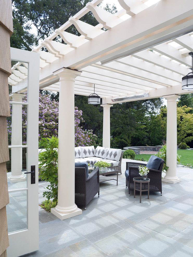 Immagine di un patio o portico vittoriano con una pergola