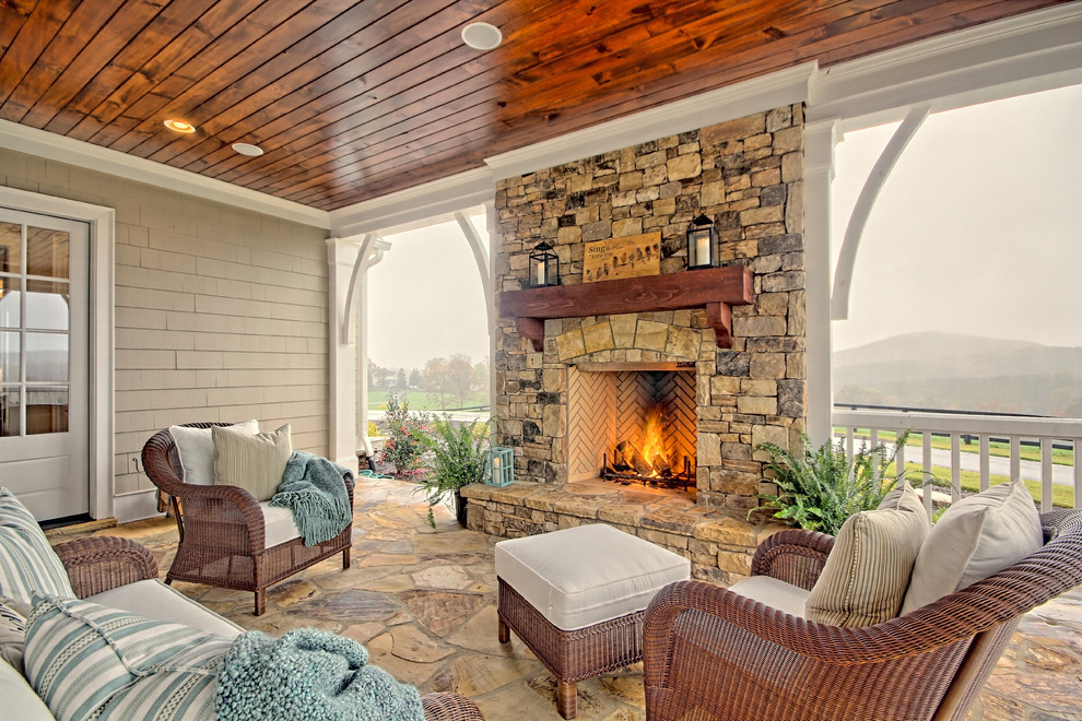 Foto de patio clásico en anexo de casas con adoquines de piedra natural y chimenea