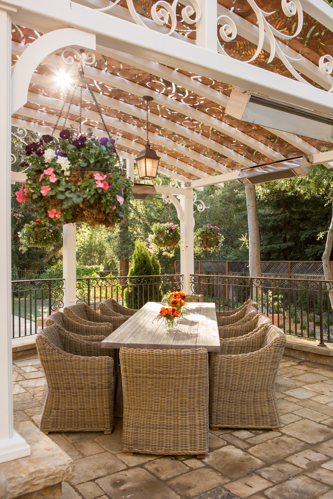 Immagine di un patio o portico classico con una pergola