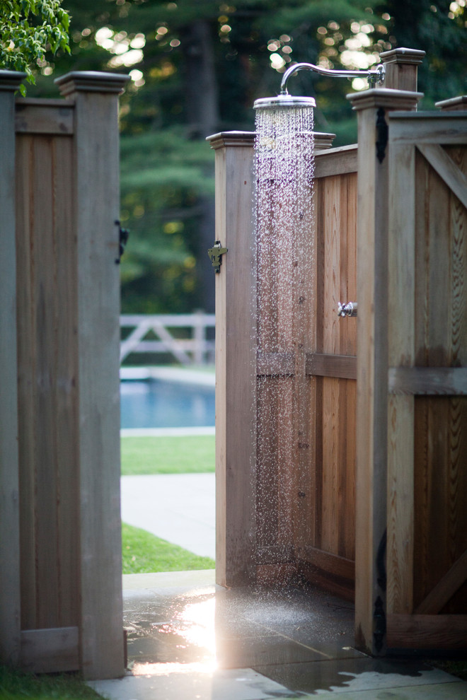 Ejemplo de patio tradicional en patio trasero con ducha exterior