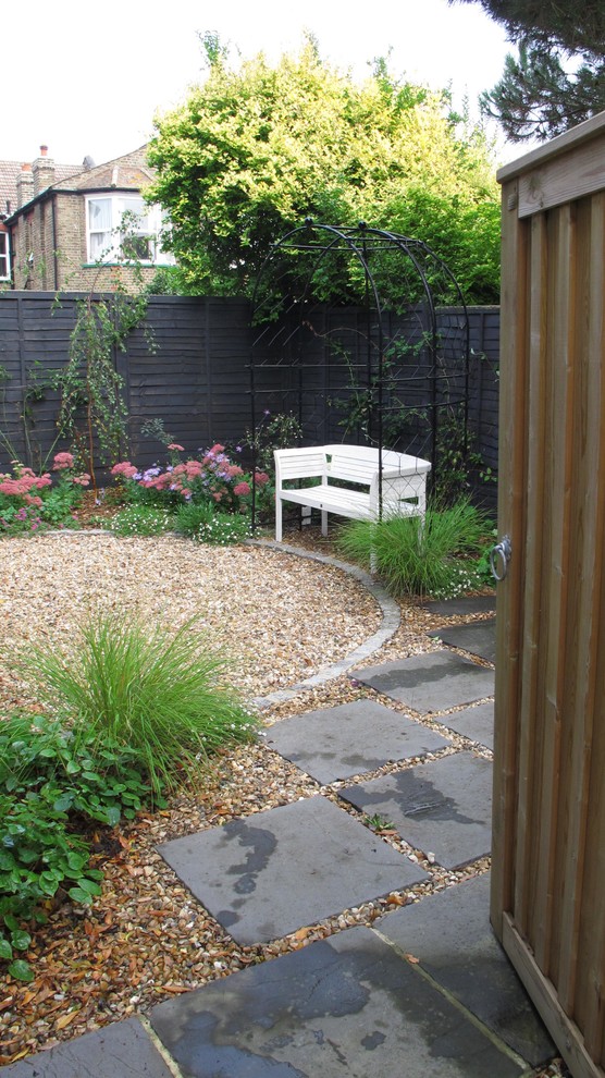 Idee per un piccolo patio o portico chic dietro casa con ghiaia e un gazebo o capanno
