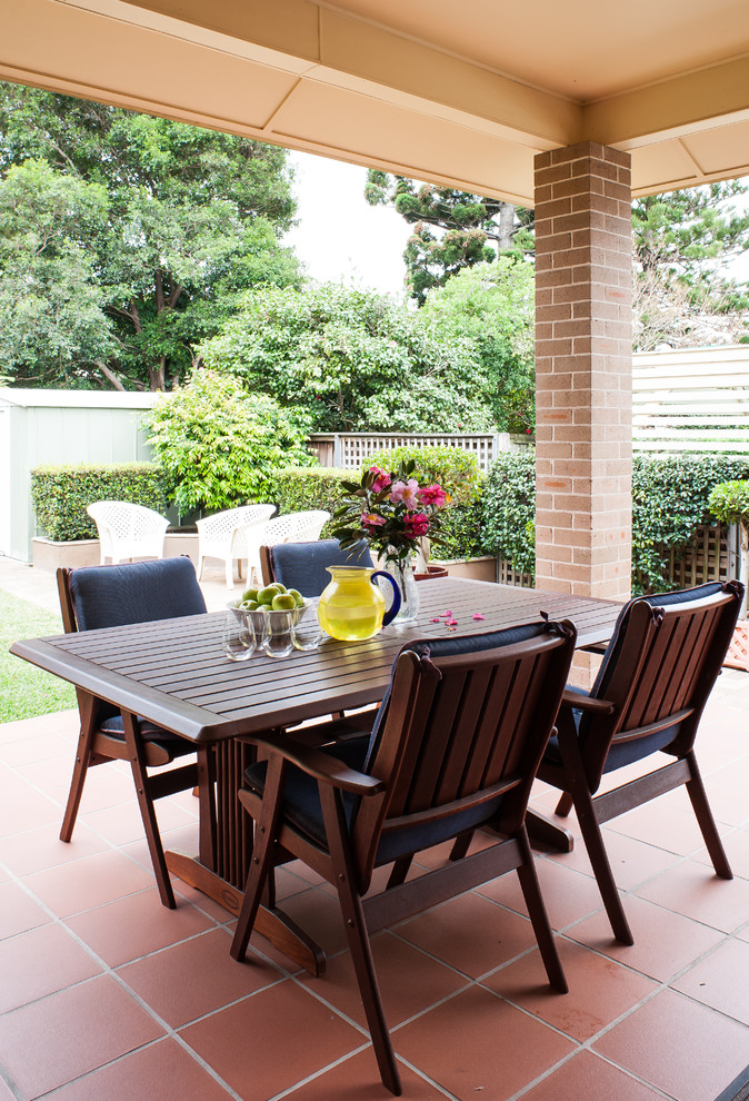 Стильный дизайн: двор на заднем дворе в классическом стиле с покрытием из плитки и навесом - последний тренд