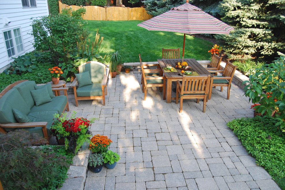 Idee per un piccolo patio o portico classico in cortile con un giardino in vaso, pavimentazioni in mattoni e nessuna copertura