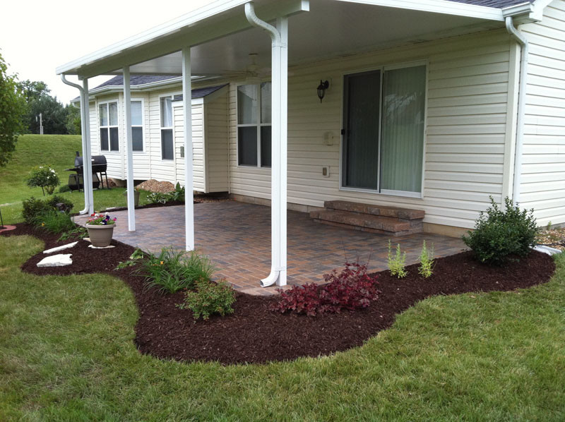 Стильный дизайн: маленький двор на заднем дворе в классическом стиле с покрытием из бетонных плит и навесом для на участке и в саду - последний тренд
