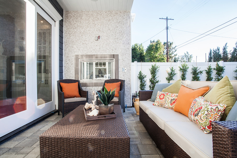 ロサンゼルスにあるトラディショナルスタイルのおしゃれな裏庭のテラス (コンクリート敷き	、張り出し屋根) の写真