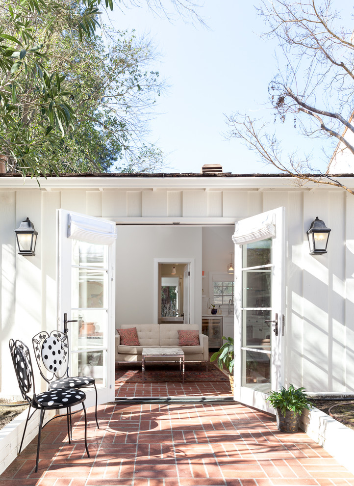 Пример оригинального дизайна: двор на заднем дворе в классическом стиле с мощением клинкерной брусчаткой без защиты от солнца