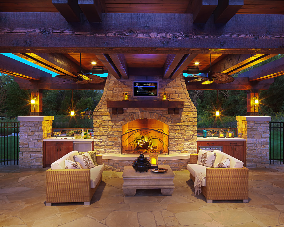 Photo of a traditional patio in Minneapolis with a fire feature.