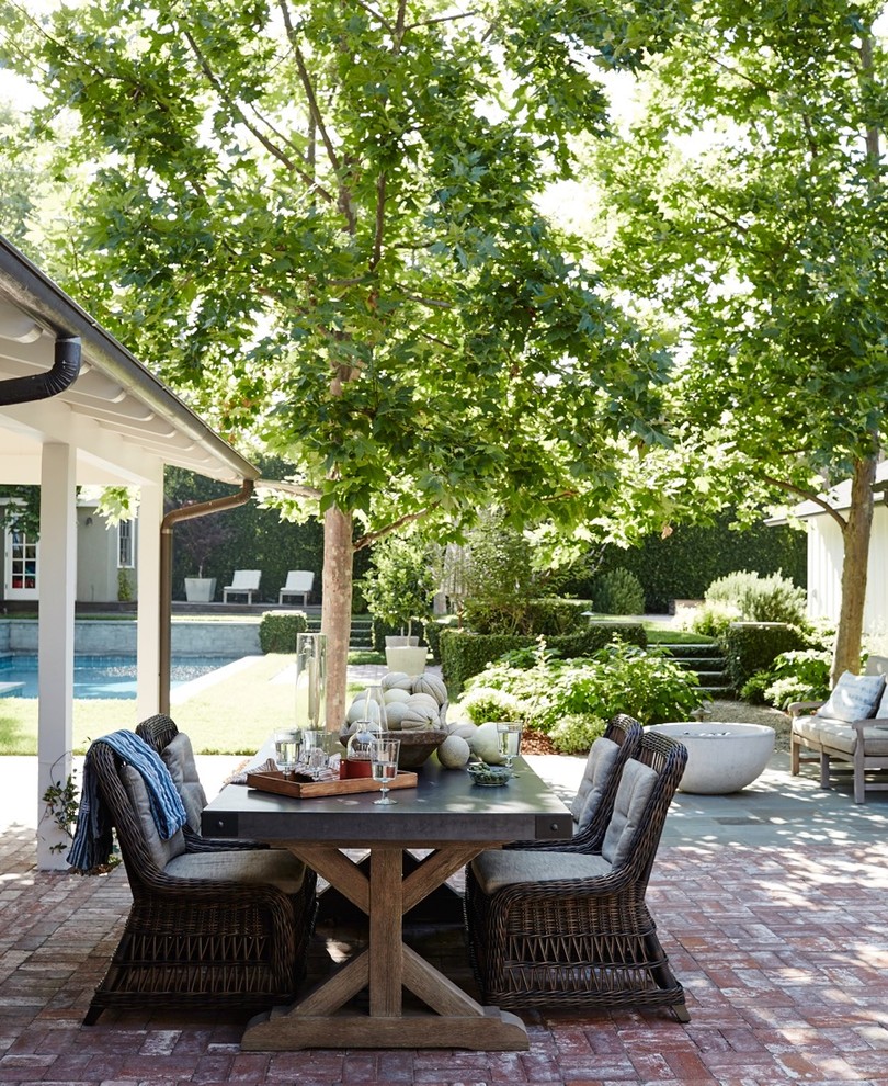 Идея дизайна: двор на заднем дворе в классическом стиле с мощением клинкерной брусчаткой без защиты от солнца