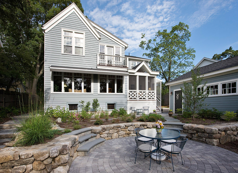 Diseño de patio clásico sin cubierta con adoquines de hormigón y todos los revestimientos