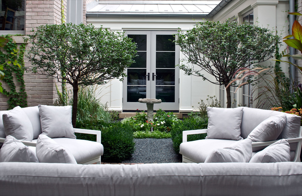 Стильный дизайн: двор на внутреннем дворе в классическом стиле - последний тренд