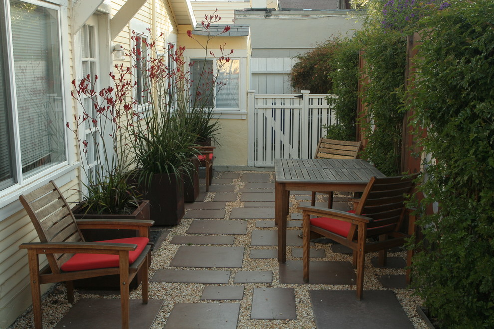 Exemple d'une terrasse chic avec une cour.