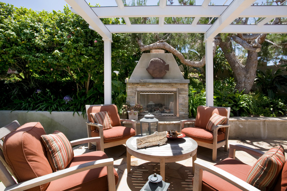 Klassische Pergola mit Feuerstelle in Los Angeles